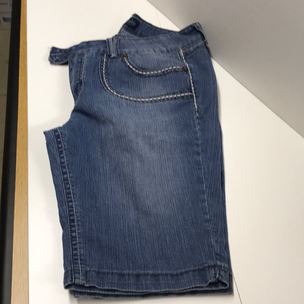 Capris Jeans - Picture 2 of 7